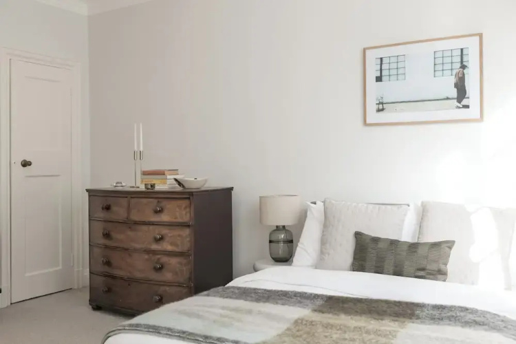 Beautifully Presented Centrally Located Studio apt