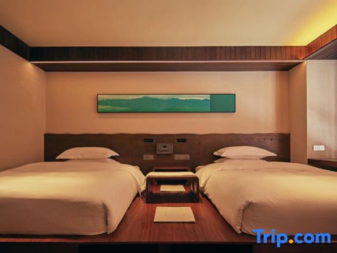 Standard Twin room with lake view