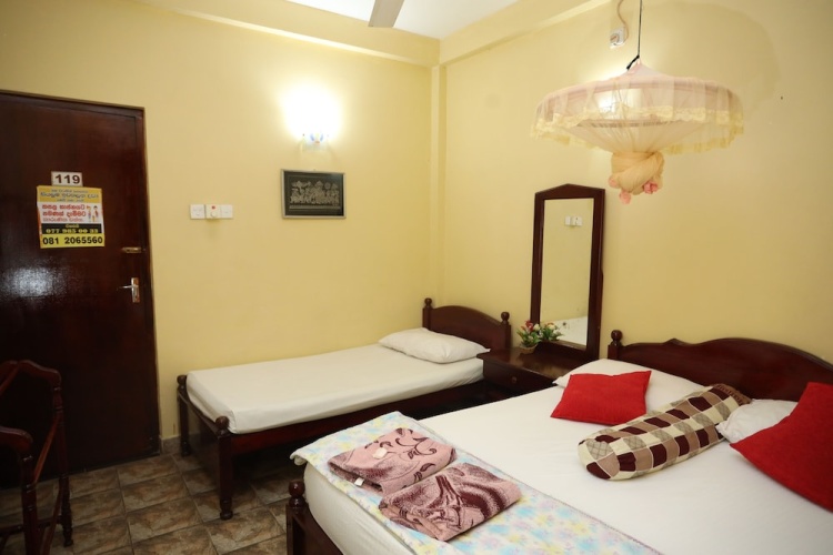 Standard Triple room