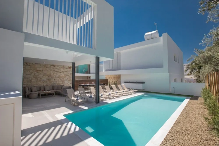5 Bedrooms Villa