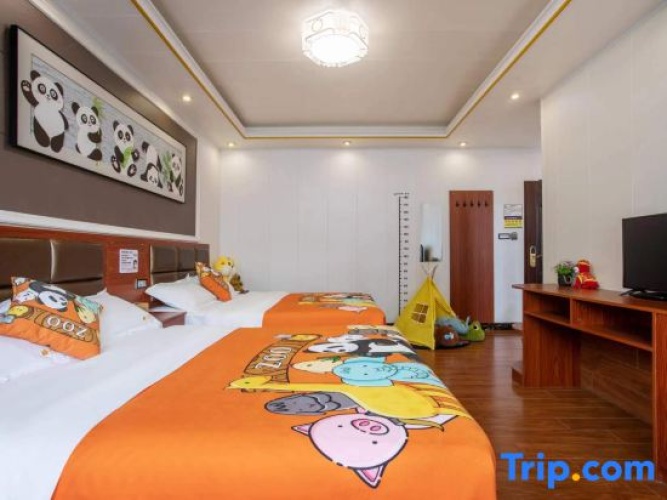 Standard Family room with courtyard view
