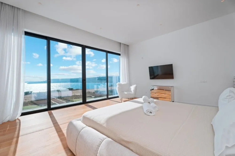 4 Bedrooms Luxury Villa beachfront