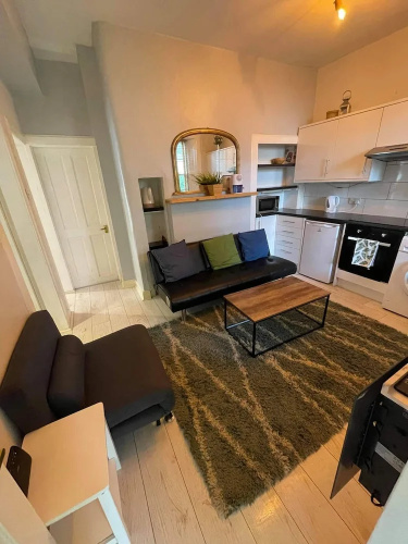 Unique two bed Main Door Flat at the Meadows