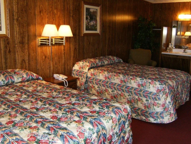 Super 7 Inn Cadiz