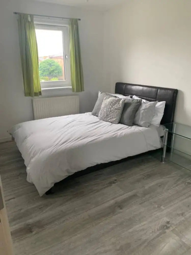 Lovely Spacious 2 Bedroom Flat by the Meadows