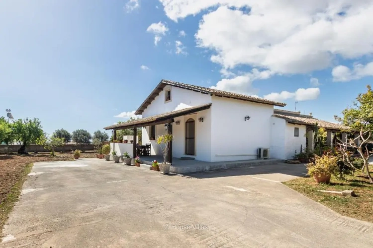 2 Bedrooms Villa