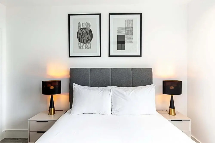Modern Sky-High Flat In North Acton