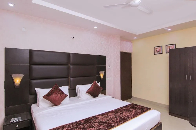 OYO 11532 Hotel SR Grand