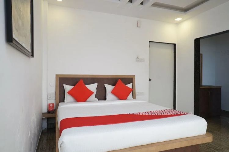 OYO 18730 Galaxy Inn
