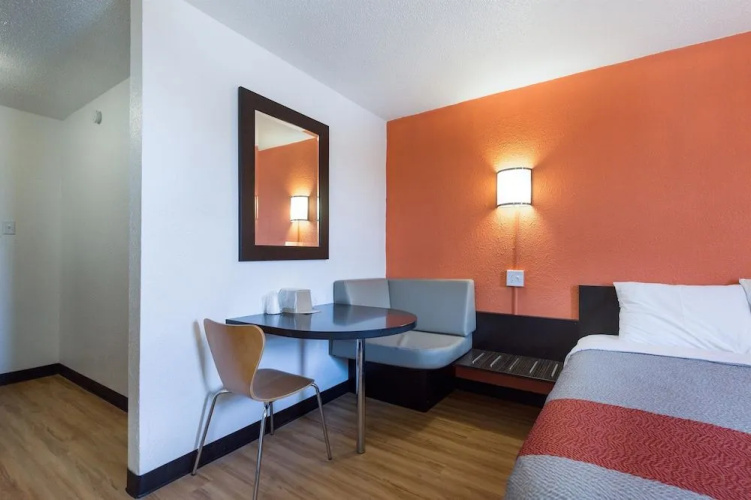 Motel 6 Lincoln, IL