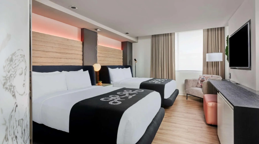 Standard Quadruple room with city view