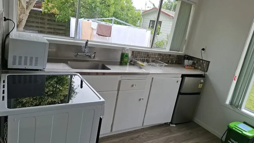 Small 2 bedroom flat 7a Rangiatea Road