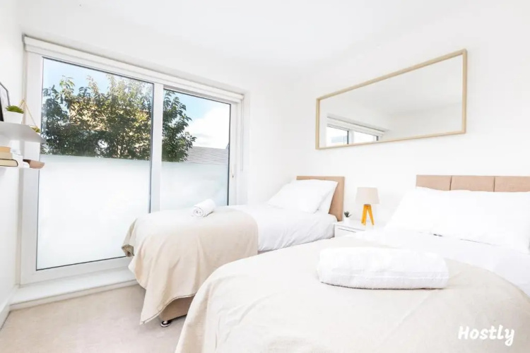 Elephant Court - Comfortable, spacious house with parking