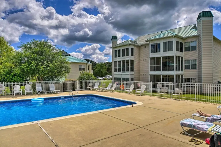 Inviting Condo w/ Pool Access, Near Branson Strip!