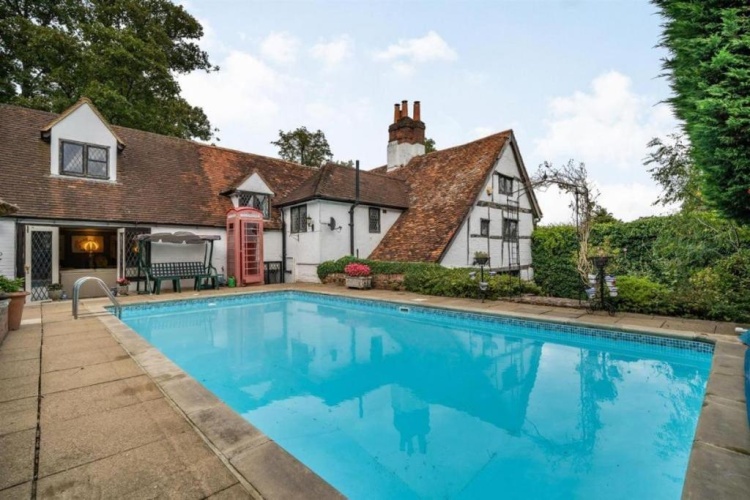 5 Bedrooms Cottage