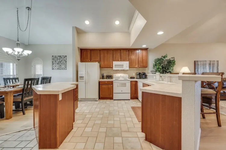 Walk to Branson Strip: Inviting Condo!