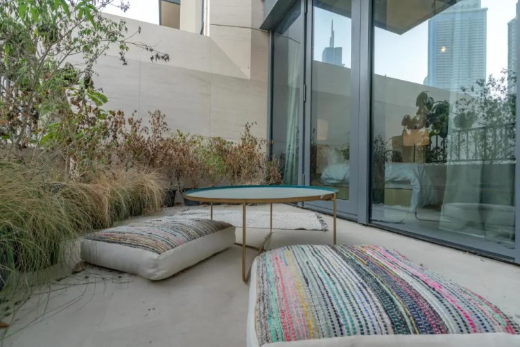 Guests and Cohost - Luxe Apt With Huge Terrace Facing Swimming Pool
