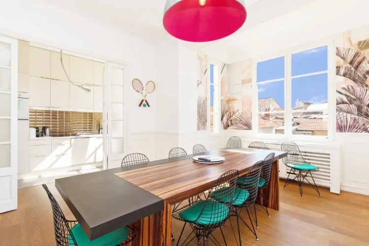 Palais Area: Modern 4 Bedrooms/ 4 Baths