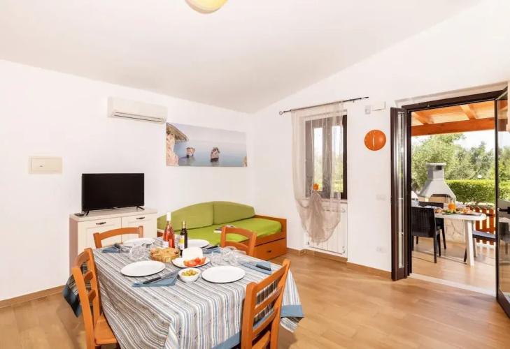 Apartment With Communal Pool