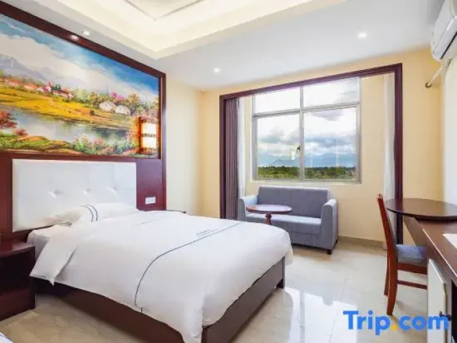 Ledong Longrun Hotel (Flo Town)