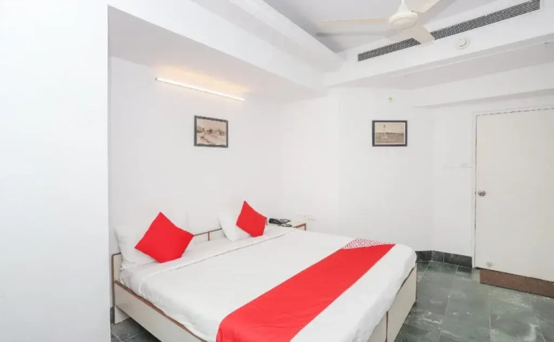 Town Hall Hotel By Oyo Rooms
