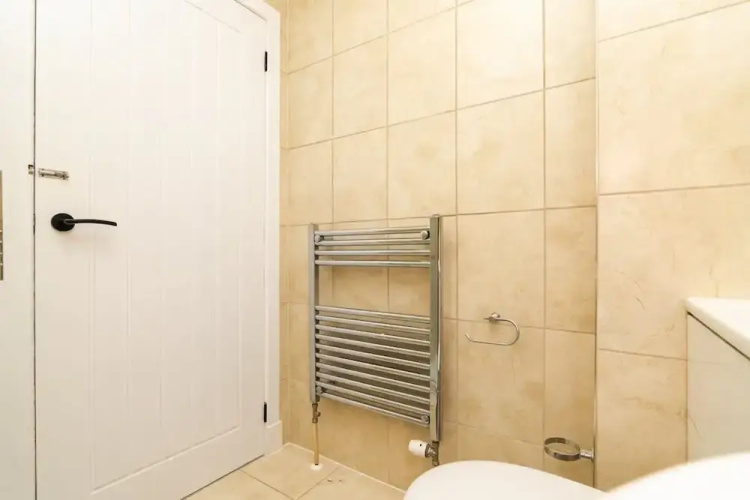 2 Bedroom Flat - Free Parking