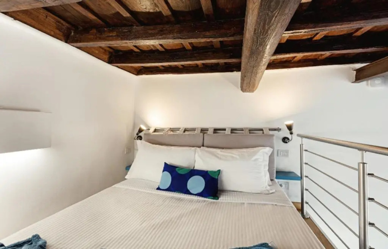 Sleek flat 4 guests 450mt from the Colosseum