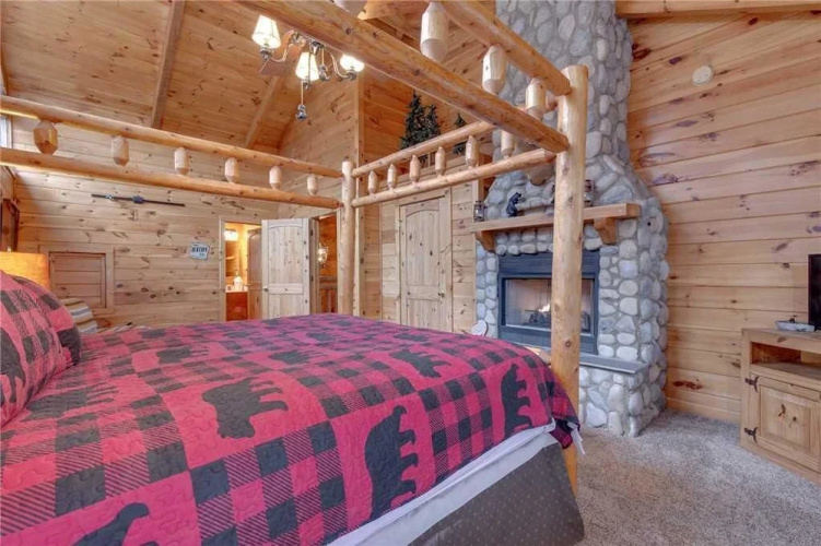 Bear Paws - Two Bedroom Cabin