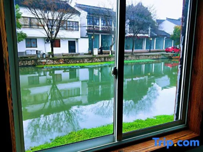 Tongli Qingyuan River View Holiday Inn