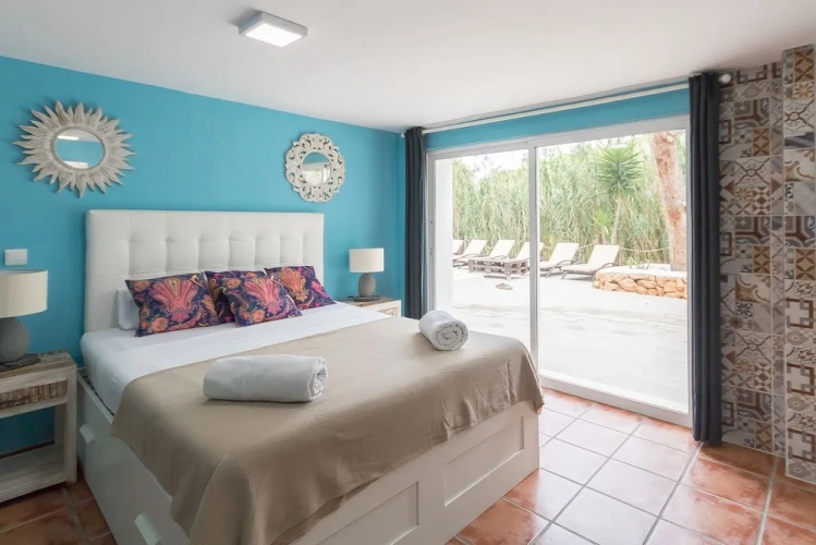 6 Bedrooms Villa