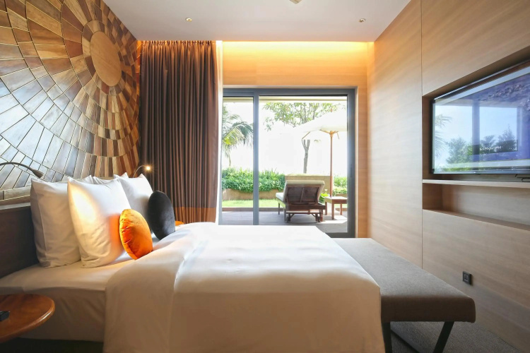 SUN & MOON, Riverside Hotel