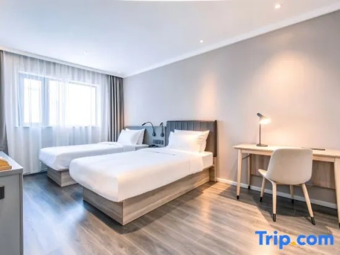 Standard Twin room with city view