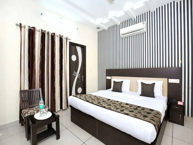 OYO 11844 Silver Star