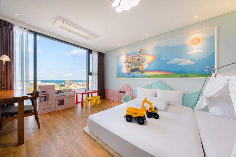 Kids Twin room with ocean view