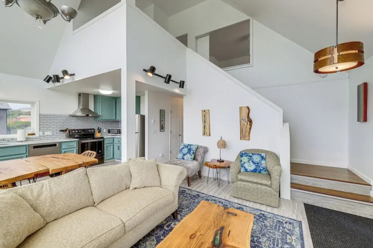 Deck + Walk to Beach: Southern Oregon Coast Home!