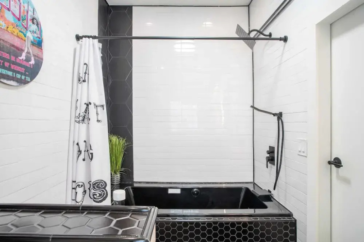 Lamar Suites by Avantstay 2 Homes w/ Shared Pool