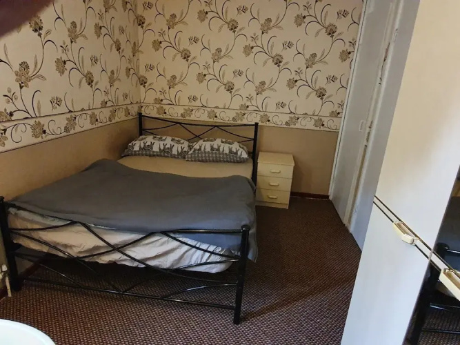 17 Spring Close Service Apartment