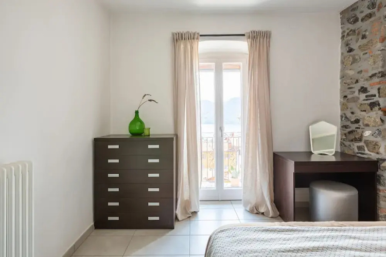 Lake View Terrace Apartment