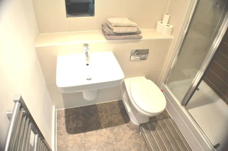 360 Serviced Accommodations - Brentwood 2 Bedroom Executive Apartment With Secure Parking
