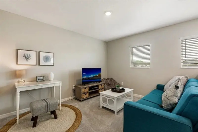 Stunning Modern 4 Bed With Designer Pool Area, Davenport, US