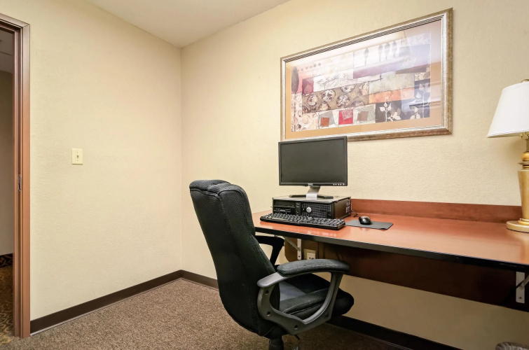 HomeTowne Studios & Suites by Red Roof Bentonville