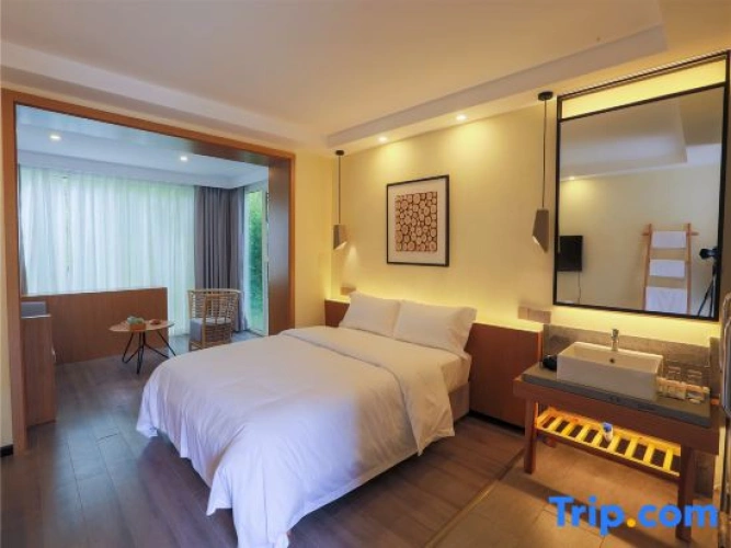 Standard room with mountain view