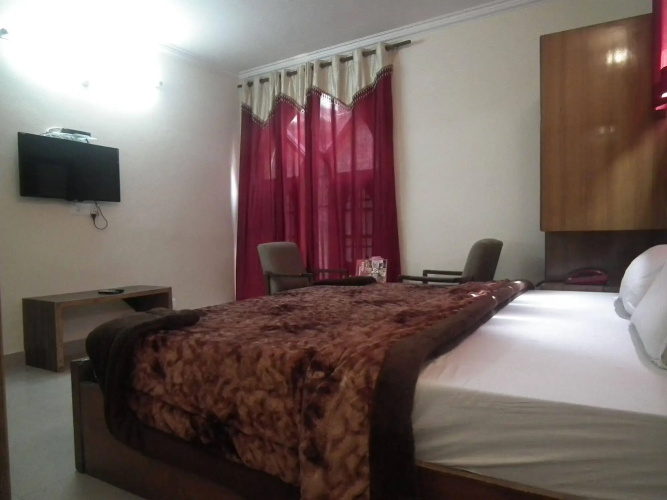 OYO 10229 Hotel Crystal