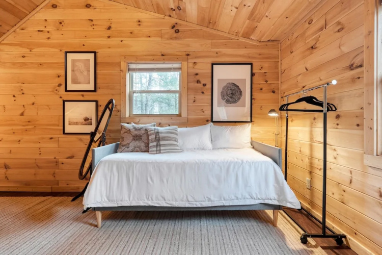 Ashberry by Avantstay Large Cabin Surrounded in Pine Tree w/ River Views & Game Room