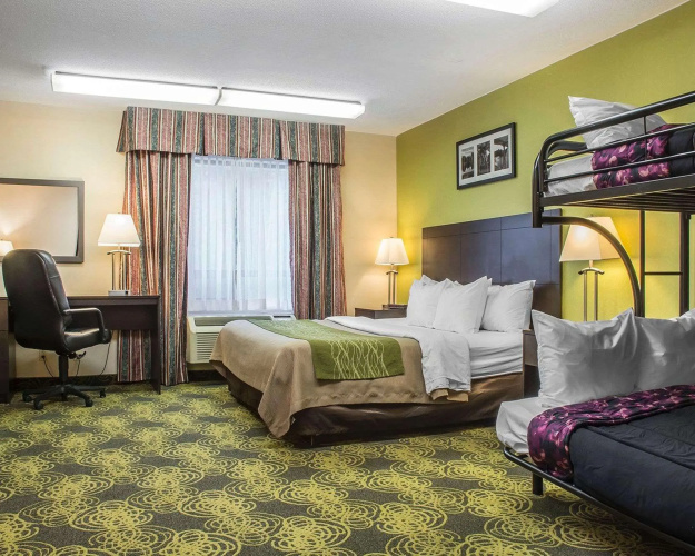 Comfort Hotel & Suites