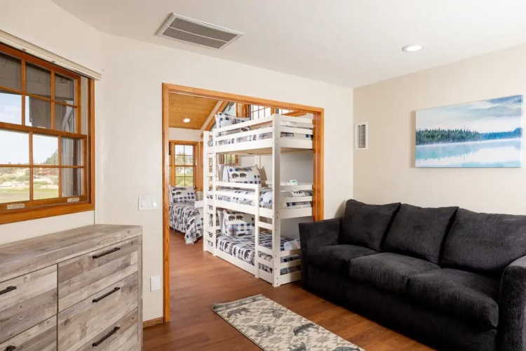 26 - Lakefront Chalet 3 Bedroom Home by Redawning