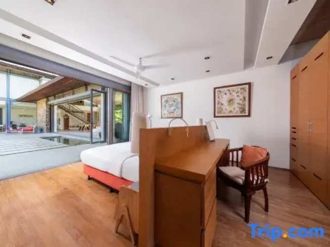 5 Bedrooms Villa