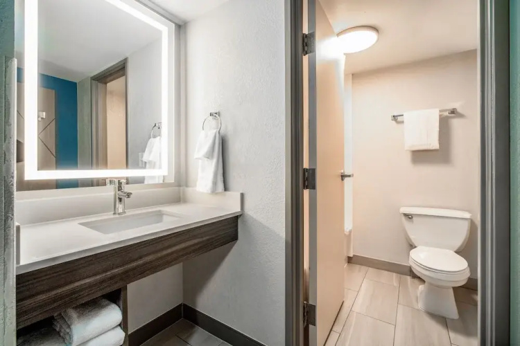Holiday Inn Express & Suites Phoenix - Mesa West
