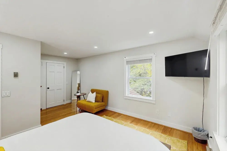 3BR House Close to Beach: Large Yard & Deck!