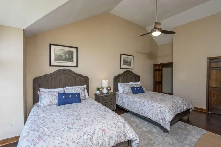 Crestview Estate By Heritage Cabin Rentals